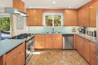 Mid century modern air conditioned retreat with expansive garden - 2