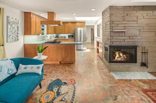 Mid century modern air conditioned retreat with expansive garden - 7