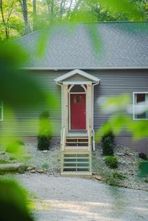 Modern 2 BD cabin with hot tub & Games & Central Loc - 6