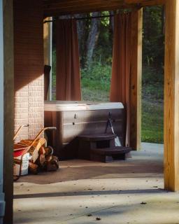 Modern 2 BD cabin with hot tub & Games & Central Loc - 3