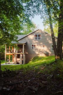 Modern 2 BD cabin with hot tub & Games & Central Loc - 2