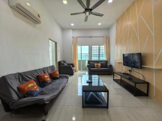 Familiar Comfy Simfoni Homestay - 4