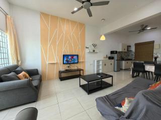 Familiar Comfy Simfoni Homestay - 6