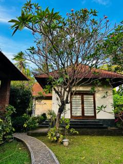 5 mins to the Beach with Tropical Garden - 0