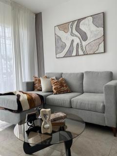 Modern 3BR Apmt Near Airport & Beach - - 0