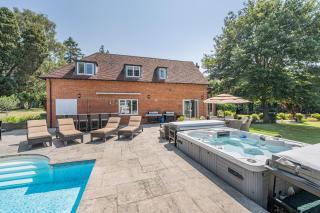 Perfect Booking Luxury Home With Pool and Gym - 9