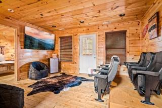 Prime Pigeon Forge location with 2 Hot Tubs 3 Decks and Pool Table - 5