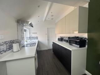 Cosy 3 Bedroom Apartment in Newcastle - 5