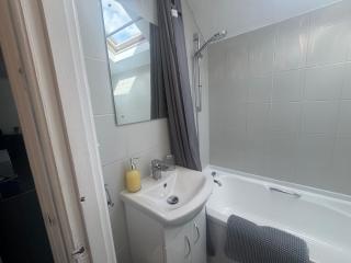 Cosy 3 Bedroom Apartment in Newcastle - 1