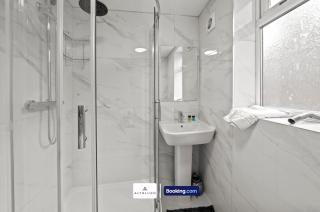 Stadium Suite Central 7 Bed Luxury Guest House By AltoLuxo Short Lets Serviced Accommodation With Free Wifi & Parking - 2