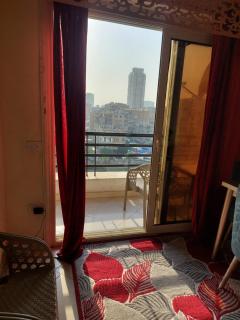 شقة فاخرة تطل على النيل 250 أنيقة بمدخل فخم وإطلالة ساحرة على النيل مساحة 250 م ديكور عصري ومساحات مفتوحة تتسع للعائلات أو الأصدقاء مع إنترنت سريع ومواقف سيارات موقع مميز وهدوء تام احجز الآن واستمتع بإقامة فاخرة - 1