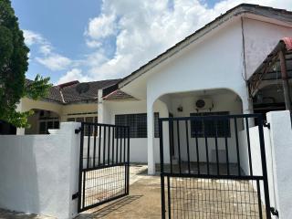 2 bedroom Kuala Terengganu House Near to City and Gong Badak - 6 pax max - 3
