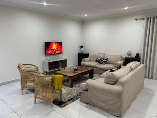 The Cozy Double , 2 Full Rooms , Spacious Living Room And A Double Garage - 0