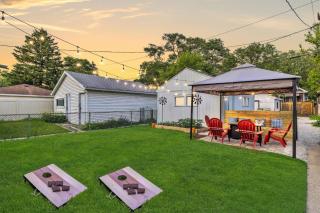 Sleeps 10 + Coffee bar + Game Room + Train to CHGO - 4