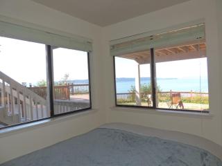 Beautiful Puget Sound Waterfront Villa - 9