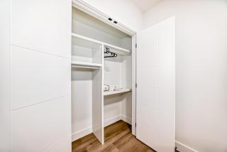 Stylish - Modern - Lux Suite - 2 Min to Henday - Netflix - Free Wi-Fi - CCTV - Parking - Edmonton - 2