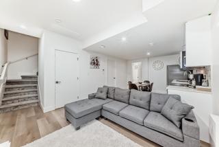 Stylish - Modern - Lux Suite - 2 Min to Henday - Netflix - Free Wi-Fi - CCTV - Parking - 3
