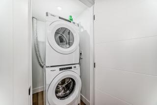 Stylish - Modern - Lux Suite - 2 Min to Henday - Netflix - Free Wi-Fi - CCTV - Parking - Edmonton - 4