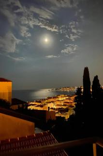 Scandinavian Design Residence - TWO Private Balconies - Panoramic SEA View - 3 MIN to Beach - Parking - 7