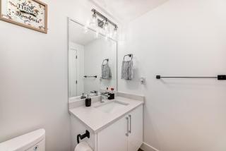 Stylish - Modern - Lux Suite - 2 Min to Henday - Netflix - Free Wi-Fi - CCTV - Parking - Edmonton - 5