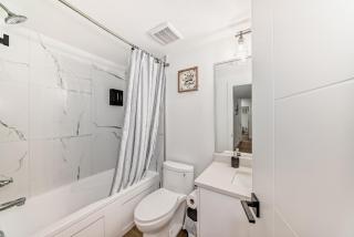 Stylish - Modern - Lux Suite - 2 Min to Henday - Netflix - Free Wi-Fi - CCTV - Parking - Edmonton - 6