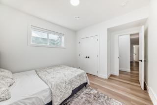 Stylish - Modern - Lux Suite - 2 Min to Henday - Netflix - Free Wi-Fi - CCTV - Parking - Edmonton - 7