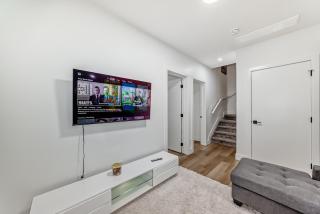 Stylish - Modern - Lux Suite - 2 Min to Henday - Netflix - Free Wi-Fi - CCTV - Parking - Edmonton - 8