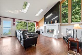 Beautiful Puget Sound Waterfront Villa - 8