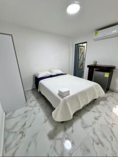 Serene & Comfy Retreat 2min to Beach Parking - 5