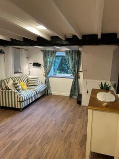 Picture Postcard Dorset Cottage sleeps up to 6 - 7