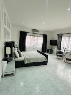 Gilviana Nights - East Legon/ Adjingarnor - East Legon - 1