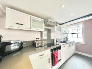 City Stays cosy 3 Bedroom Flat in Canterbury wt Cathedral views - 4