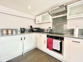 City Stays cosy 3 Bedroom Flat in Canterbury wt Cathedral views - 9