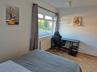 private room with shared bathroom 20 minutes walk to Durham centre - - 5