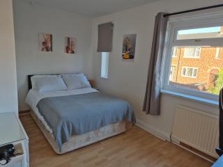 private room with shared bathroom 20 minutes walk to Durham centre - - 4