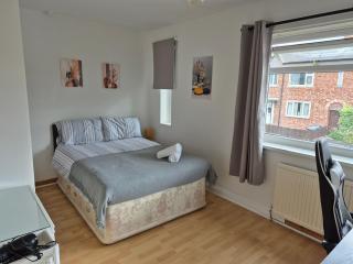 private room with shared bathroom 20 minutes walk to Durham centre - 3