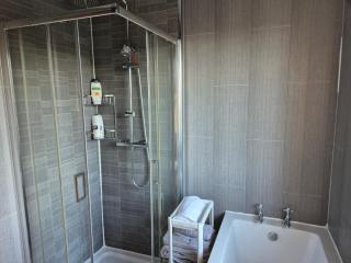 private room with shared bathroom 20 minutes walk to Durham centre - - 2