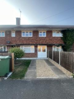 3 Bedroom House - Sleeps 5 & Free Parking - 0