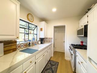 Acorn Cottage - Super cute cozy cabin in a great within walking distance to The Village - Big Bear Lake - 5