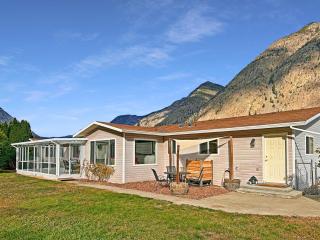 Vineyard Vacation Home Hot Tub Sunroom - Keremeos - 9