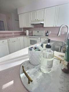 Vineyard Vacation Home Hot Tub Sunroom - Keremeos - 1