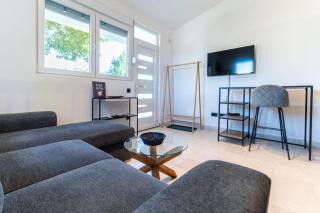 Lake and Sea Apartments with FREE Parking - 6