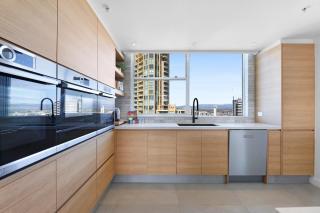 Surfers Paradise Stay with Resort-Style Amenities - 1