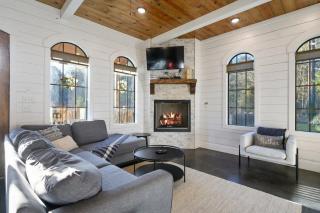 Lilypad Lodge - Private pond Hot Tub & Deck - 8