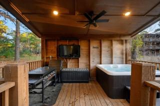 Lilypad Lodge - Private pond Hot Tub & Deck - 2