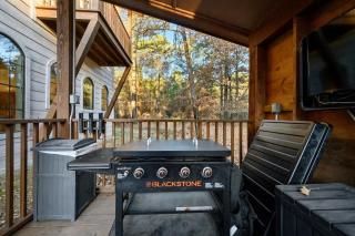 Lilypad Lodge - Private pond Hot Tub & Deck - 3