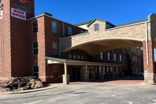 Comfort Inn & Suites - 9