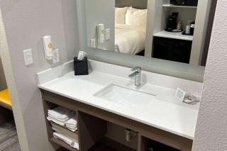 Comfort Inn & Suites - 6
