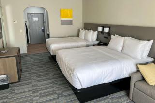Comfort Inn & Suites - 4