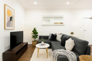 Harbourside stay in Kirribilli, with Opera House glimpses - 0
